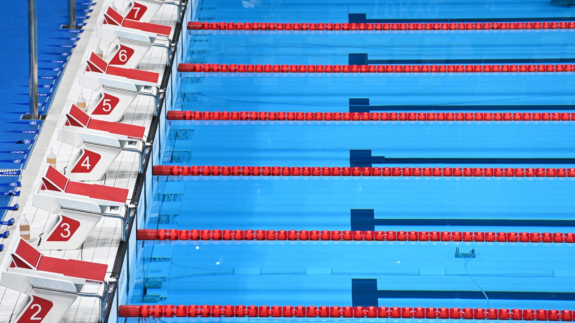 Das olympische Schwimmbecken ist während der Wettkämpfe im 100-m-Freistilschwimmen der Männer bei den Olympischen Spielen 2020 in Tokio am 27. Juli 2021 im Tokio Aquatics Centre zu sehen.