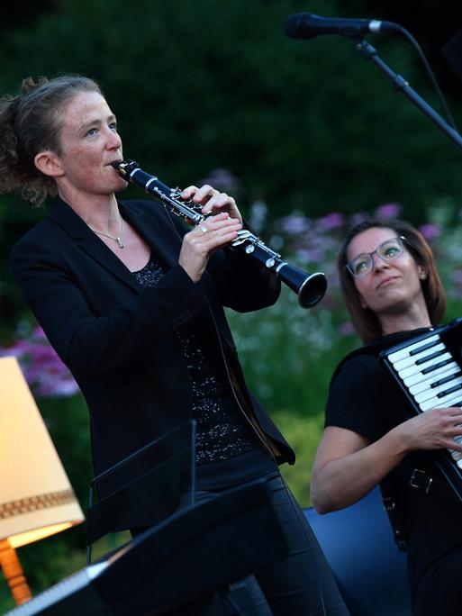 Klarinettistin Susi Evans (l.) und die Akkordeonistin Szilvia Csaranko spielen zur Eröffnung des OpenAir Yiddish Summer im Juli 2020.