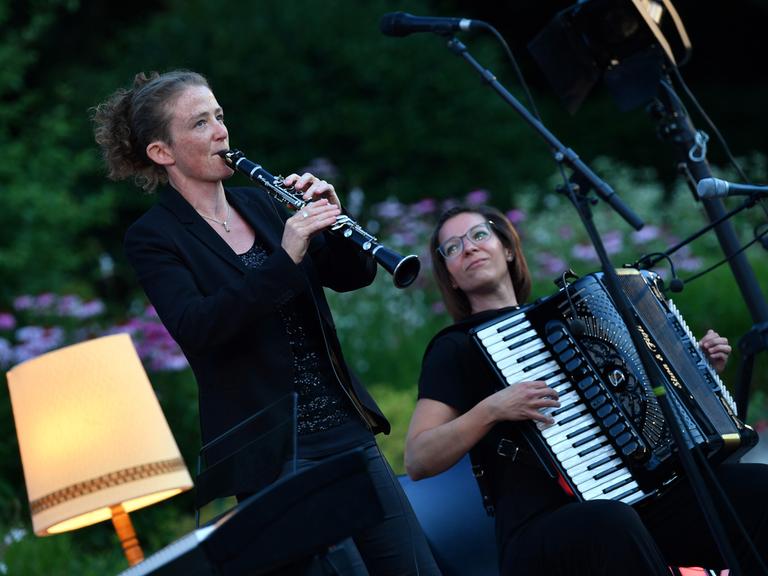 Klarinettistin Susi Evans (l.) und die Akkordeonistin Szilvia Csaranko spielen zur Eröffnung des OpenAir Yiddish Summer im Juli 2020.