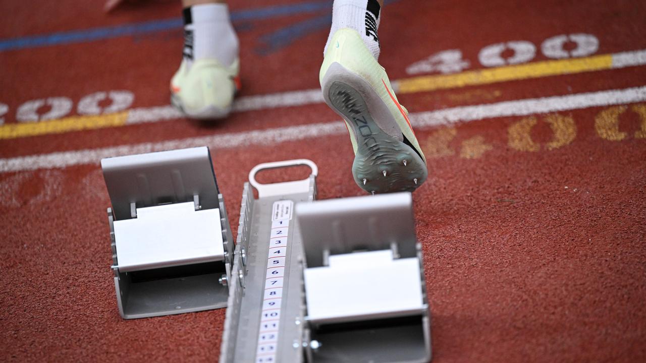 Nahaufnahme von den Füßen eines Leichtathleten am Startblock