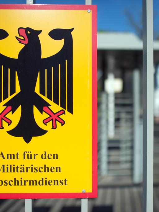 Das Schild für das Amt für den Militärischen Abschirmdienst (MAD) hängt in Köln am Zaun der Konrad-Adenauer--Kaserne, 06.05.2016