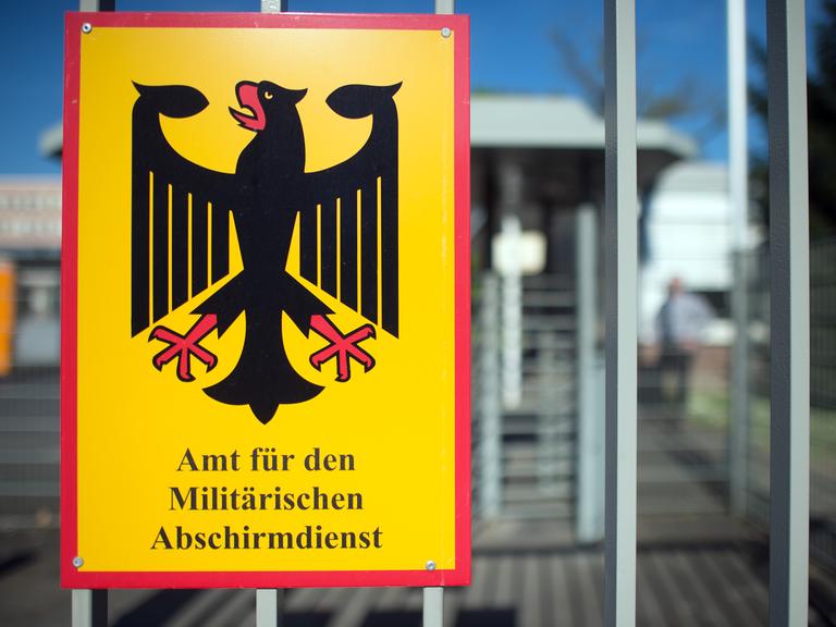 Das Schild für das Amt für den Militärischen Abschirmdienst (MAD) hängt in Köln am Zaun der Konrad-Adenauer--Kaserne, 06.05.2016