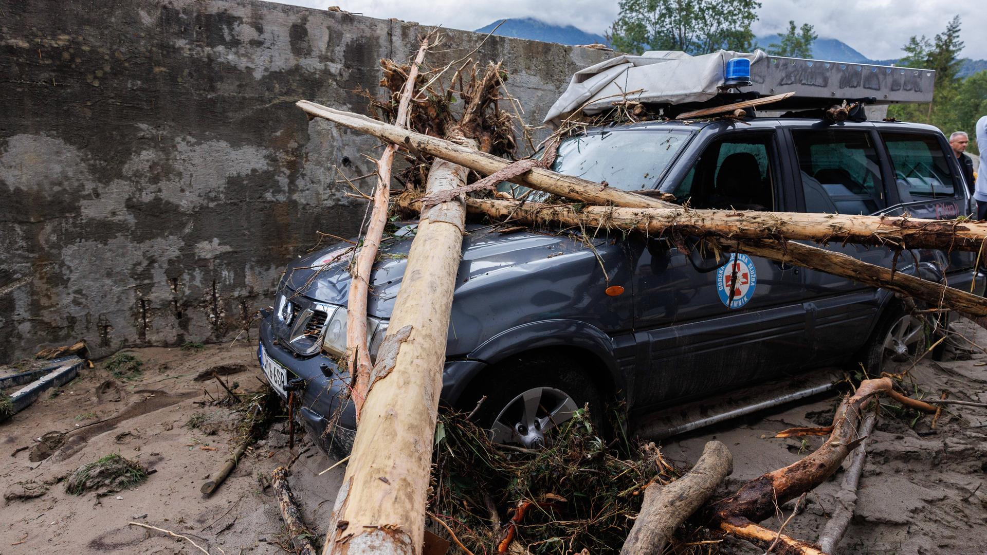 Ein Rettungsfahrzeug im slowenischen Kamnik wurde von umgeknickten Bäumen aufgehalten.