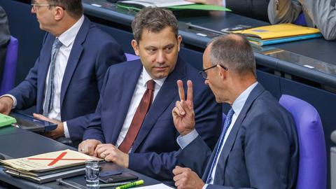 Bundeskanzler Friedrich Merz (CDU) und Bundesfinanzminister Lars Klingbeil (SPD) im Bundestag.