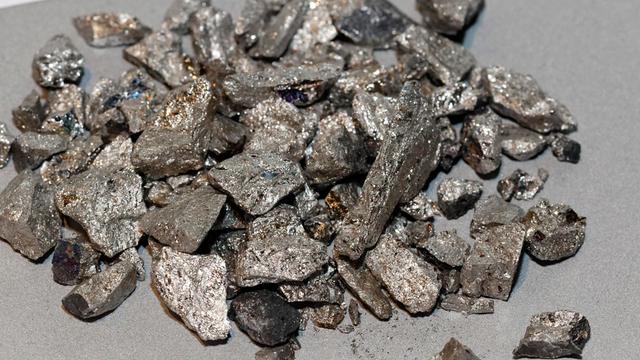 Ein Haufen gräulich-schwarz schimmernde Steine