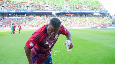 Costa Ricas Joel Campbell kühlt sich mit Wasser bei einem Spiel bei der Copa America in Austin, Texas