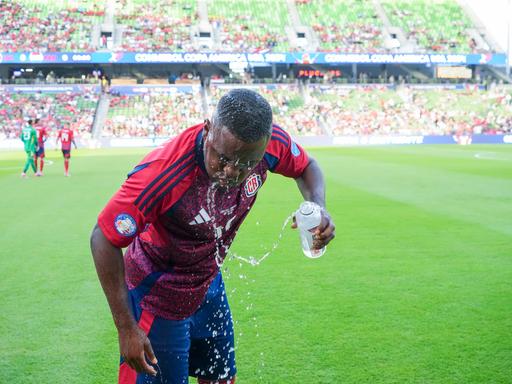 Costa Ricas Joel Campbell kühlt sich mit Wasser bei einem Spiel bei der Copa America in Austin, Texas