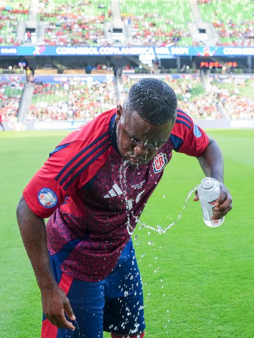 Costa Ricas Joel Campbell kühlt sich mit Wasser bei einem Spiel bei der Copa America in Austin, Texas