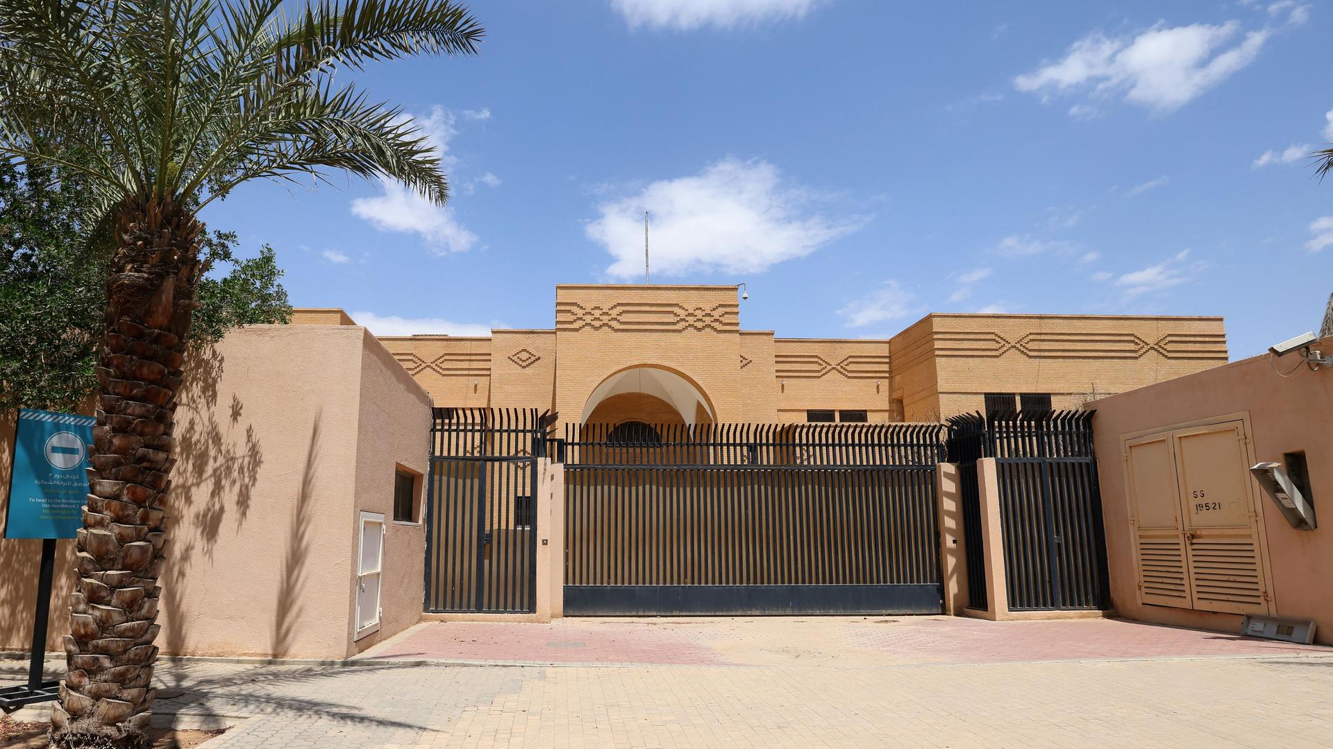 Die Vorderansicht der iranischen Botschaft in Riad in Saudi-Arabien.