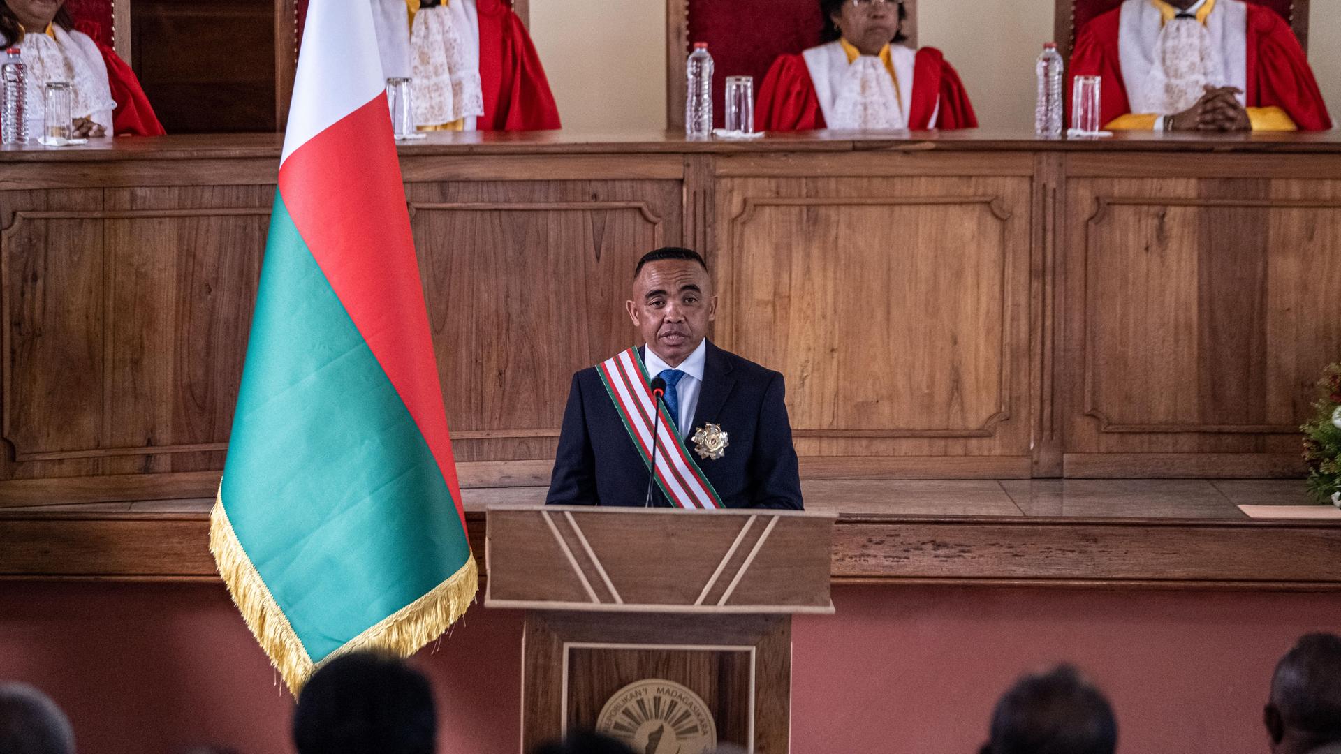 Oberst Michael Randrianirina trägt eine Scherpe und steht im Gebäude des Obersten Verfassungsgerichts (HCC) in Antananarivo, Madagaskar am Rednerpult.