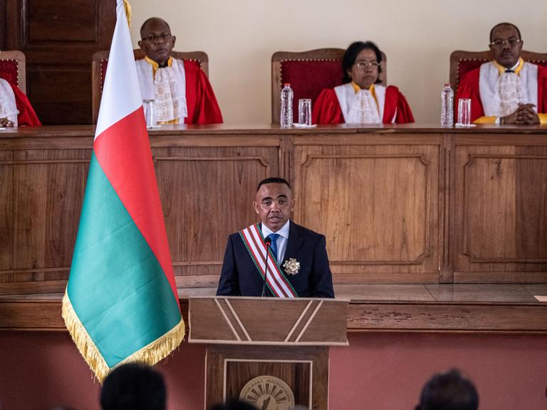 Oberst Michael Randrianirina trägt eine Scherpe und steht im Gebäude des Obersten Verfassungsgerichts (HCC) in Antananarivo, Madagaskar am Rednerpult.