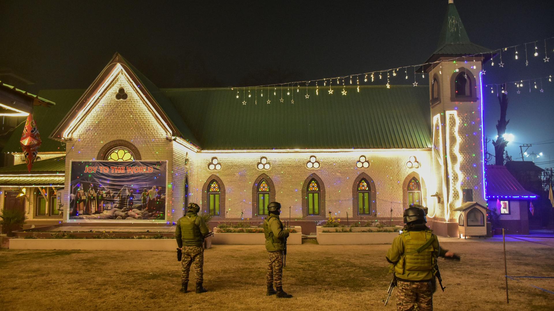 Soldaten halten Wache vor einer katholischen Kirche in Indien.