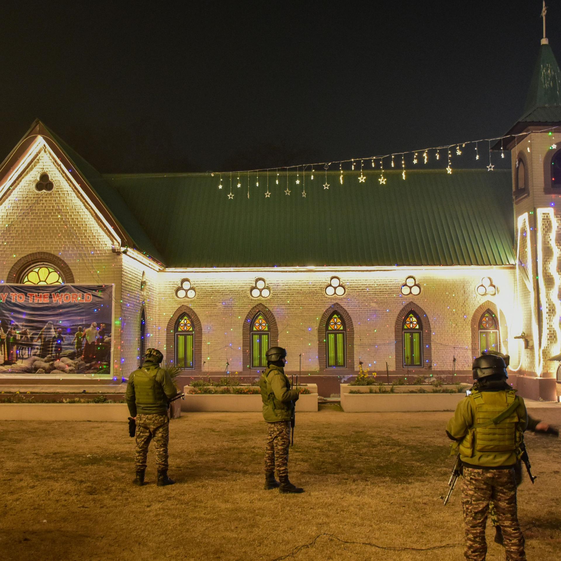 Soldaten halten Wache vor einer katholischen Kirche in Indien.
