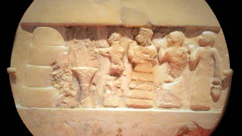 Antikes Steinrelief einer Bankettszene mit der Priesterin Enheduanna.