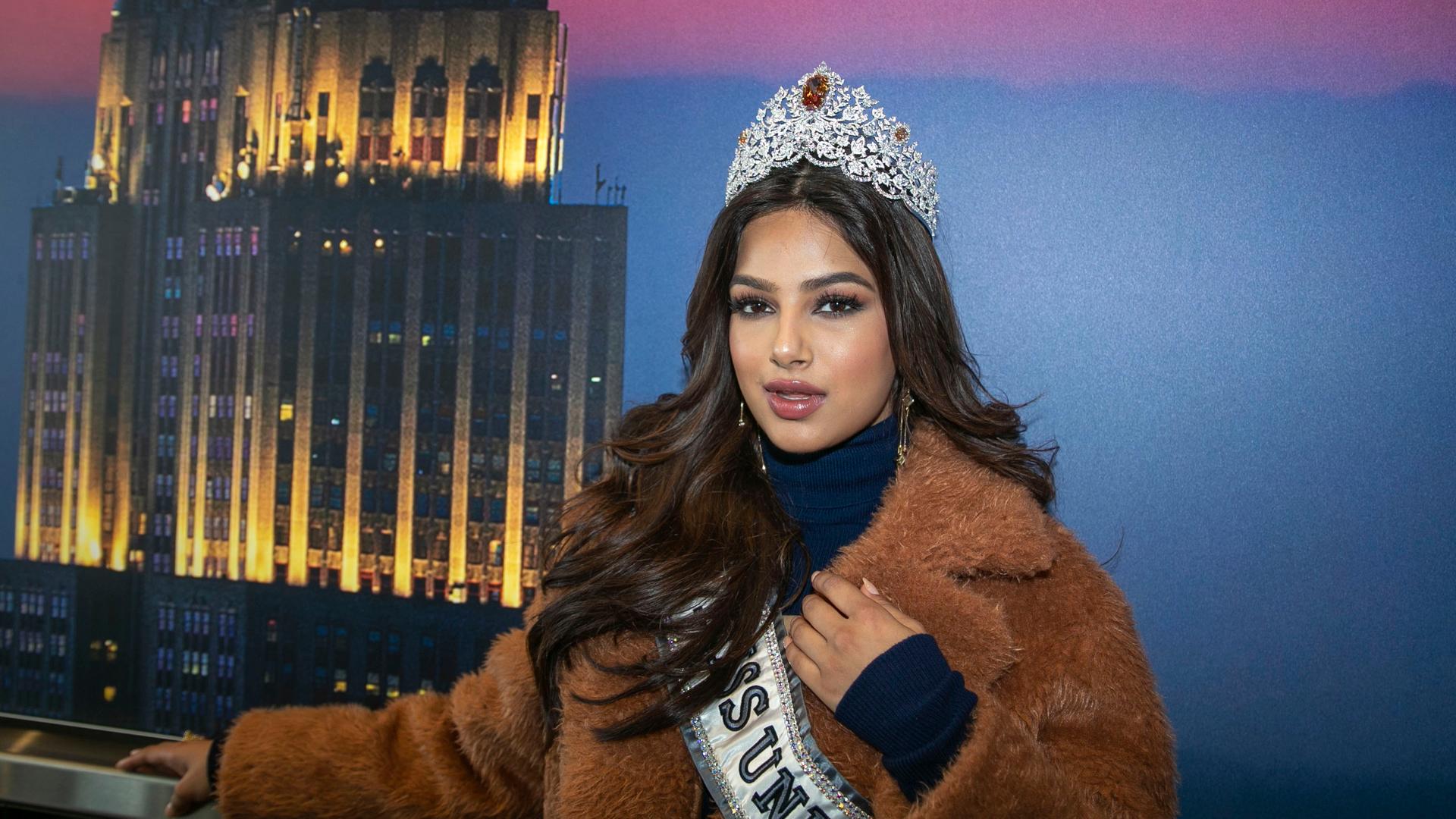 "Miss Universe" 2021 Harnaaz Sandhu steht vor einem Wolkenkratzer in der New Yorker Nacht.