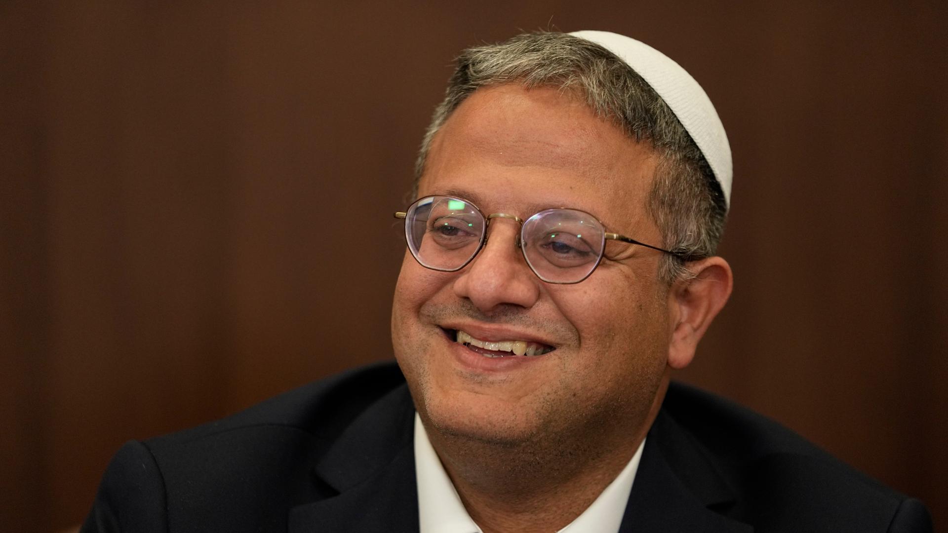 Israels Minister für nationale Sicherheit, Itamar Ben-Gvir, bei einer Kabinettssitzung in Jerusalem. Er lächelt.