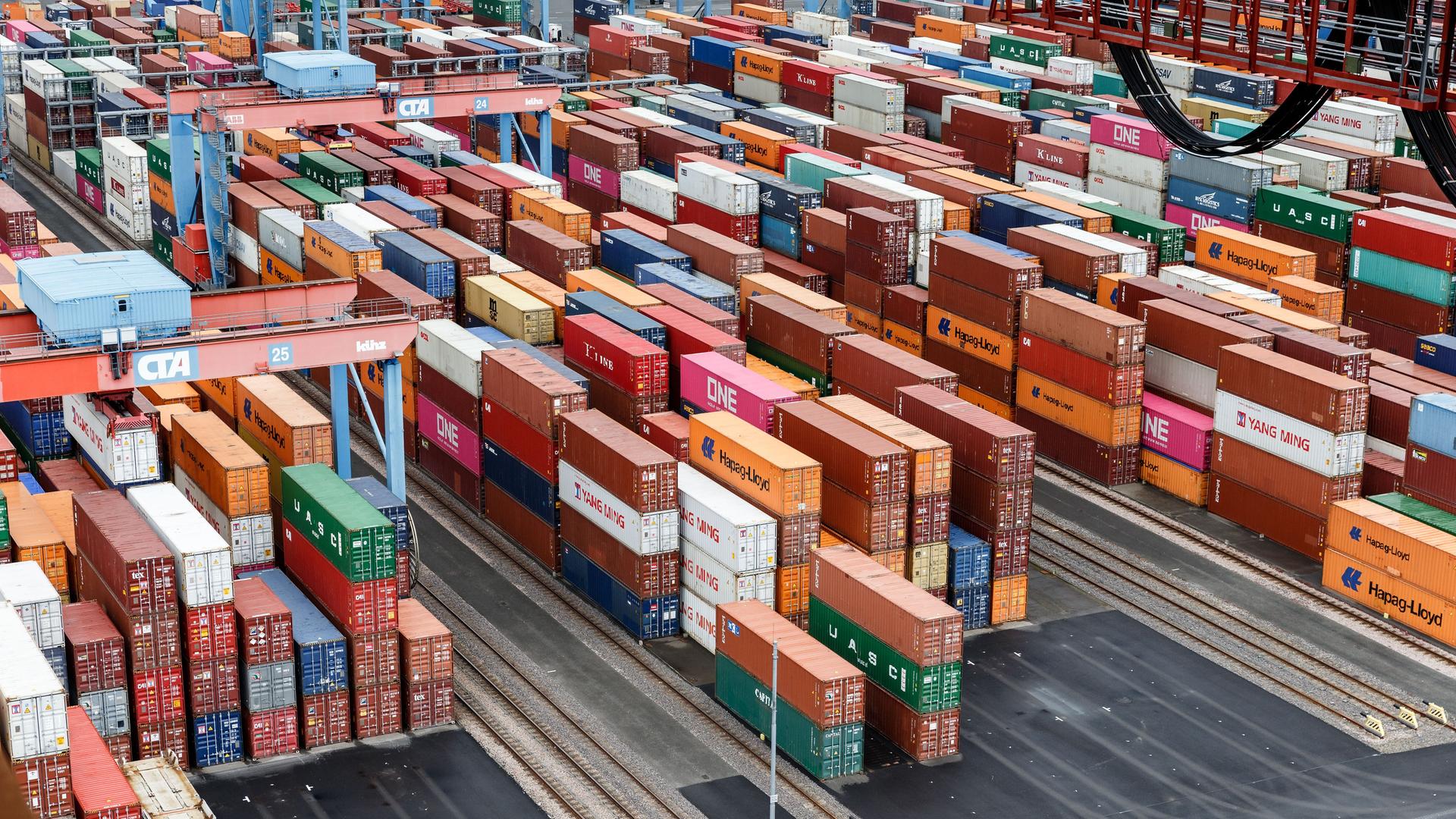 Container stehen im Containerterminal Altenwerder in Hamburg auf einer Abstellfläche. 