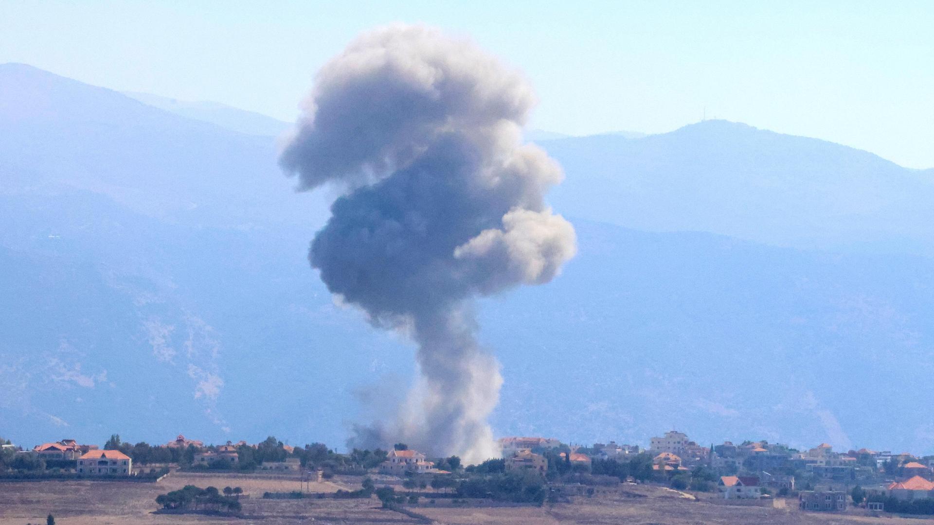 Rauch steigt nach einem israelischen Angriff über der Stadt Hiyam in der Region Nabatieh im Libanon auf.