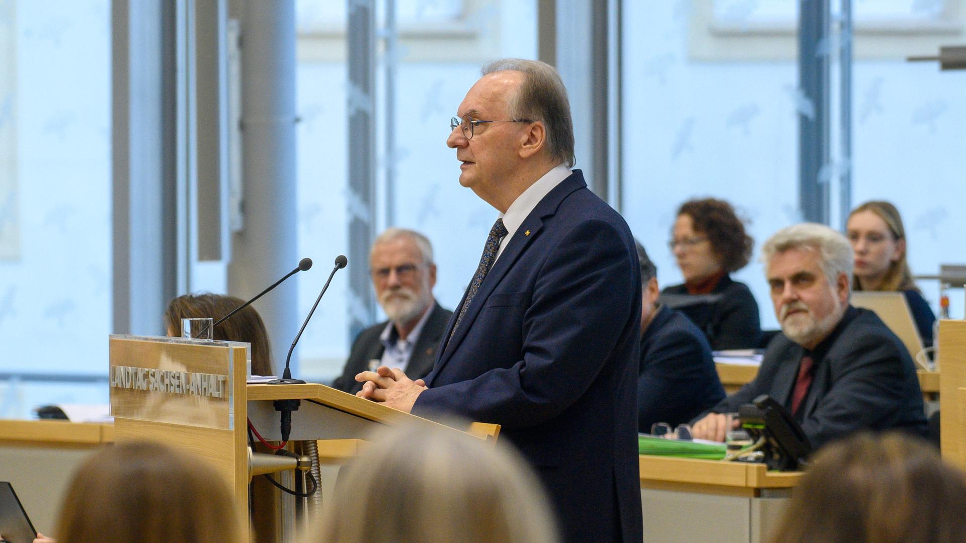 Magdeburg: Reiner Haseloff (CDU), Ministerpräsident des Landes Sachsen-Anhalt, spricht im Plenarsaal des Landtags zu den Abgeordneten. 