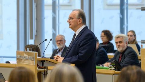 Magdeburg: Reiner Haseloff (CDU), Ministerpräsident des Landes Sachsen-Anhalt, spricht im Plenarsaal des Landtages zu den Abgeordneten. 