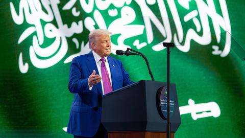 US-Präsident Donald Trump spricht an einem Rednerpult in Riad.
