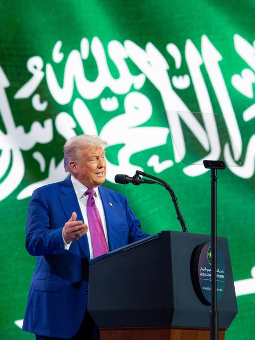 US-Präsident Donald Trump spricht an einem Rednerpult in Riad