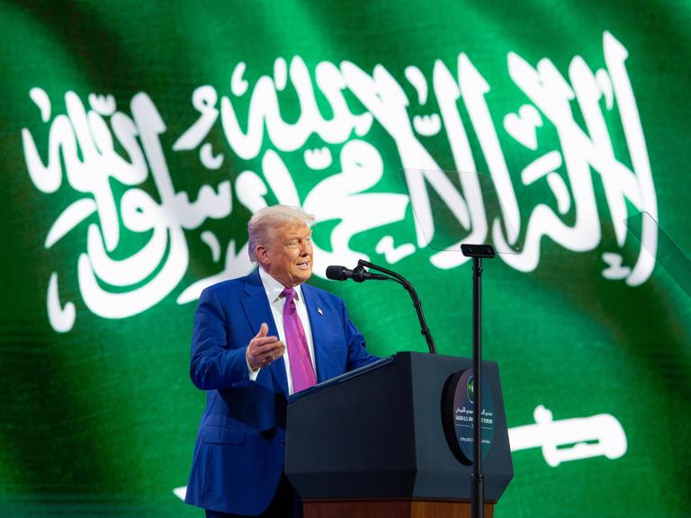 US-Präsident Donald Trump spricht an einem Rednerpult in Riad