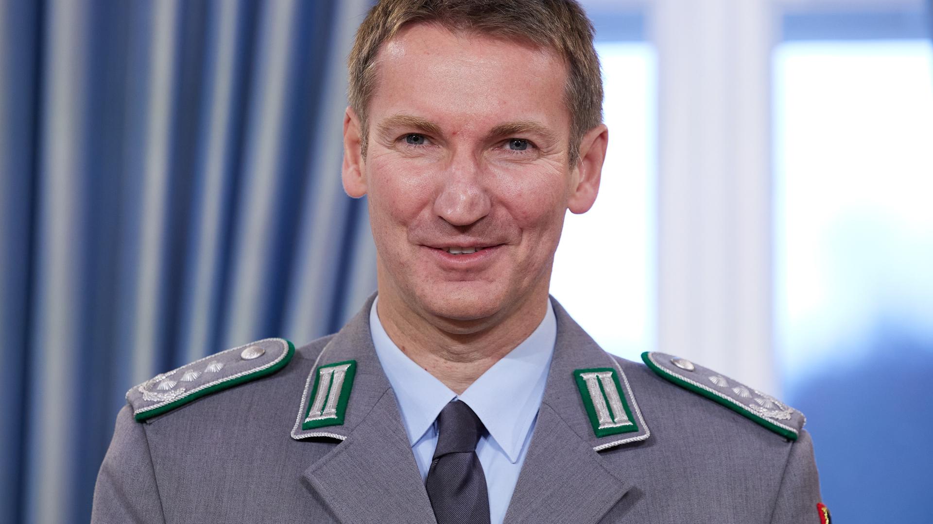 Patrick Sensburg, Präsident des Verbandes der Reservisten der Deutschen Bundeswehr, trägt seine Bundeswehruniform und schaut in die Kamera