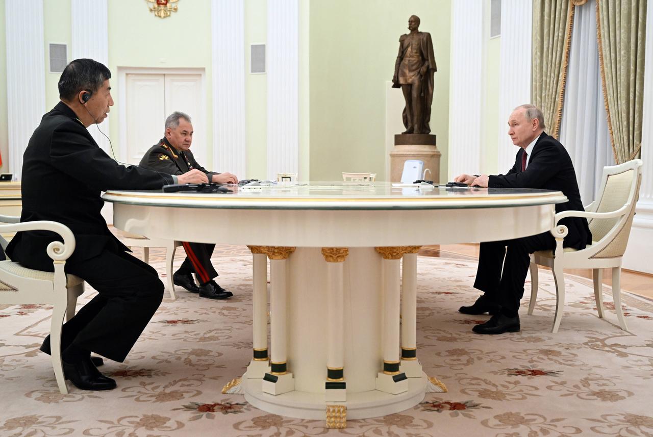 Der chinesische Verteidigungsminister Li Shangfu (links) sitzt am Tisch mit Russland Präsident Putin in Moskau. 