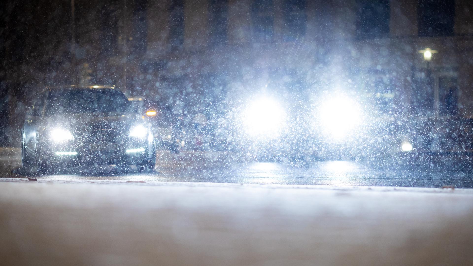 Fahrzeuge überqueren am frühen Morgen bei dichtem Schneefall den Aegidientorplatz in Hannover. Fahrzeuge überqueren am frühen Morgen bei dichtem Schneefall den Aegidientorplatz in Hannover.