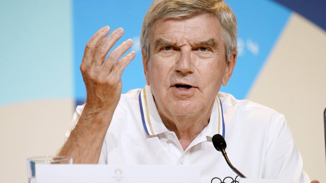 Thomas Bach, Präsident des Internationalen Olympischen Komitees (IOC), gestikuliert während einer Pressekonferenz in Paris am Rande der Olympischen Sommerspiele.