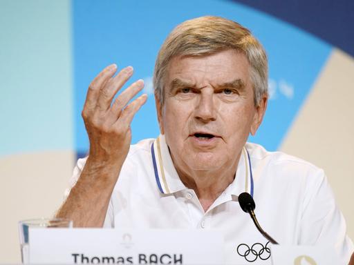 Thomas Bach, Präsident des Internationalen Olympischen Komitees (IOC), gestikuliert während einer Pressekonferenz in Paris am Rande der Olympischen Sommerspiele.