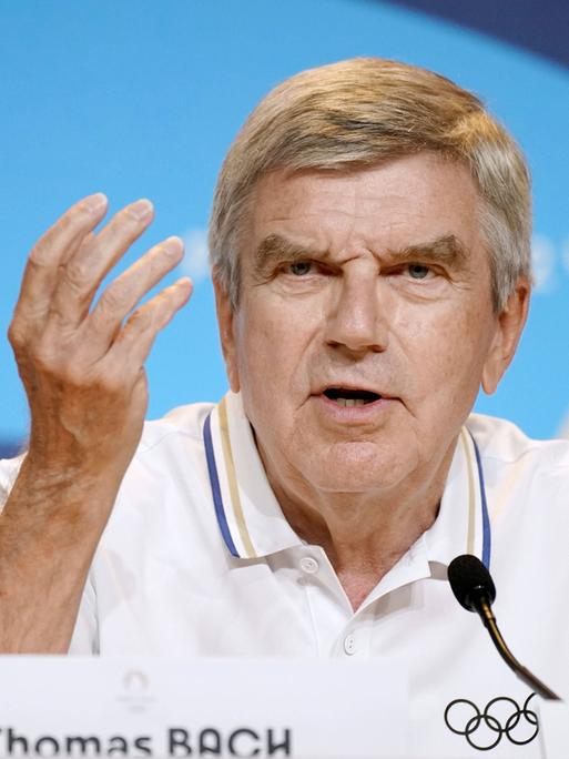 Thomas Bach, Präsident des Internationalen Olympischen Komitees (IOC), gestikuliert während einer Pressekonferenz in Paris am Rande der Olympischen Sommerspiele.