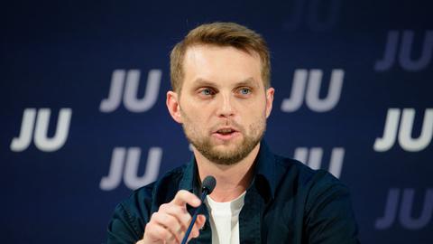 Kevin Gniosdorz, NRW-Landesvorsitzender der Jungen Union sitzt bei einer Pressekonferenz vor dem Deutschlandtag der Jungen Union auf dem Podium. 