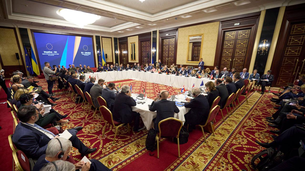 Blick in den Saal des Treffens der 27 Außenminister in Kiew. 