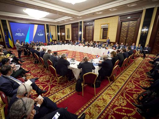 Blick in den Saal des Treffens der 27 Außenminister in Kiew. 