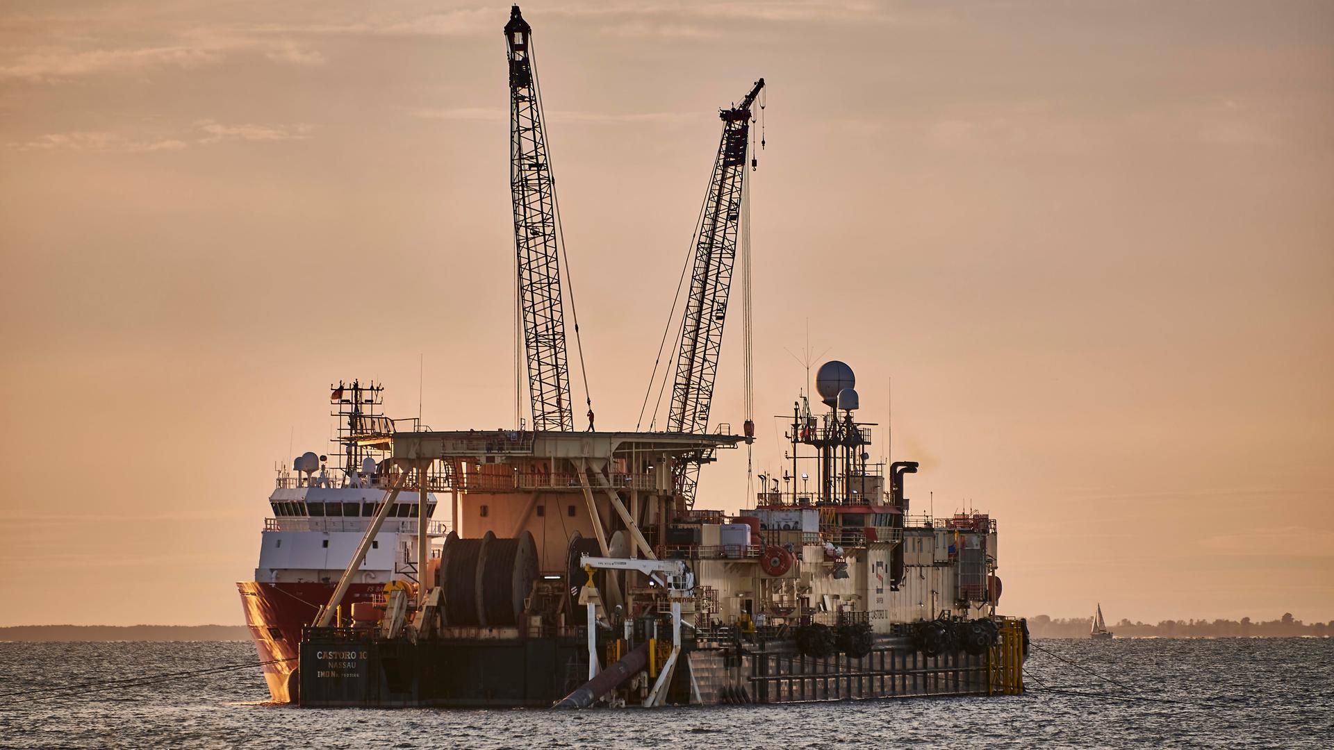 Lubmin, Deutschland: Das Pipeline-Installationsschiff Castoro 10 verlegt vor der Küste von Lubmin eine neue Gaspipeline zwischen Mukran und Lubmin für LNG als Ersatz für Nordstream, Deutschland.