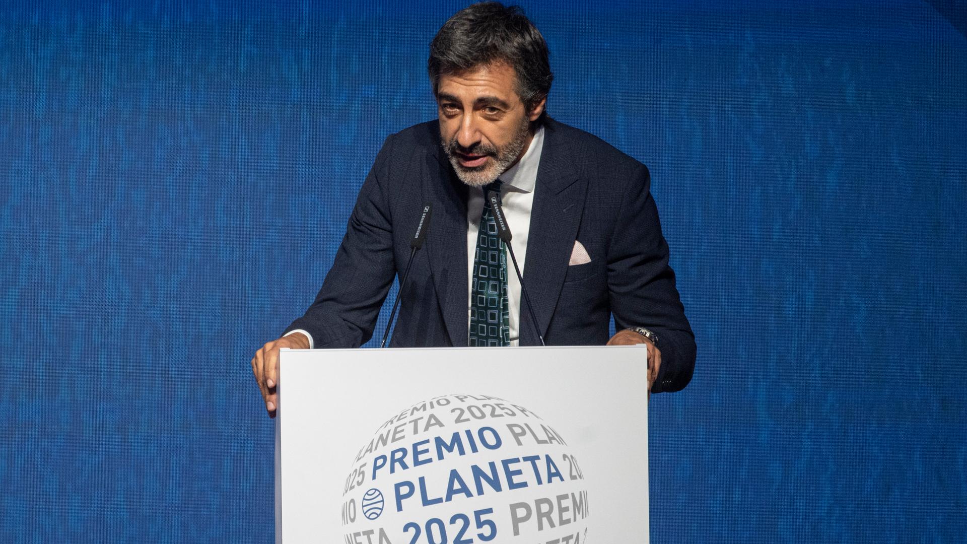 Barcelona: Der Schriftsteller und TV-Journalist Juan de Val spricht bei der Verleihung des Planeta-Preises für Literatur für seinen Roman "Vera, una historia de amor" (Vera, eine Liebesgeschichte). 