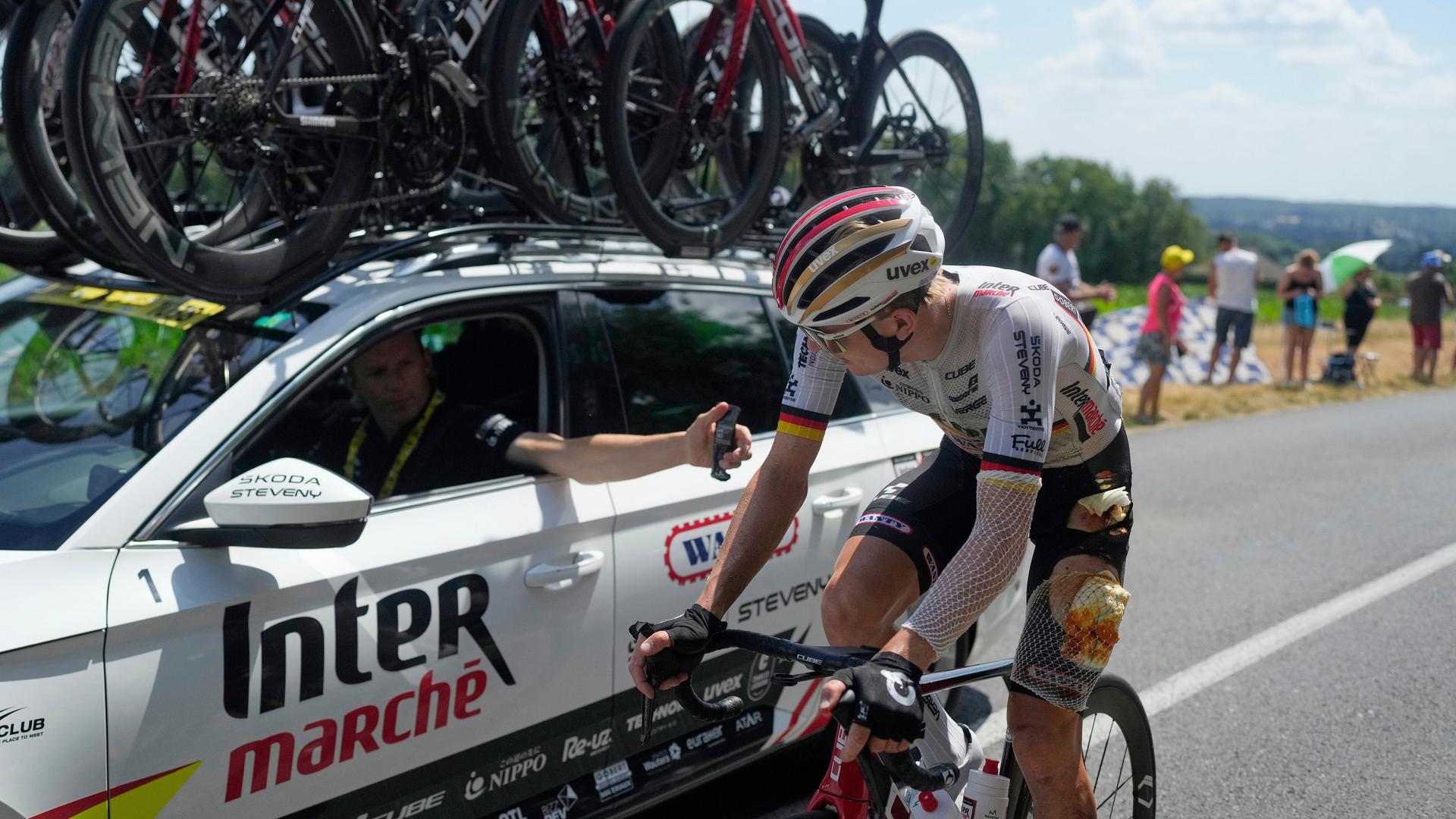 Radfahrer Georg Zimmermann während einer Etappe, mehrere Wunden sind zu sehen.