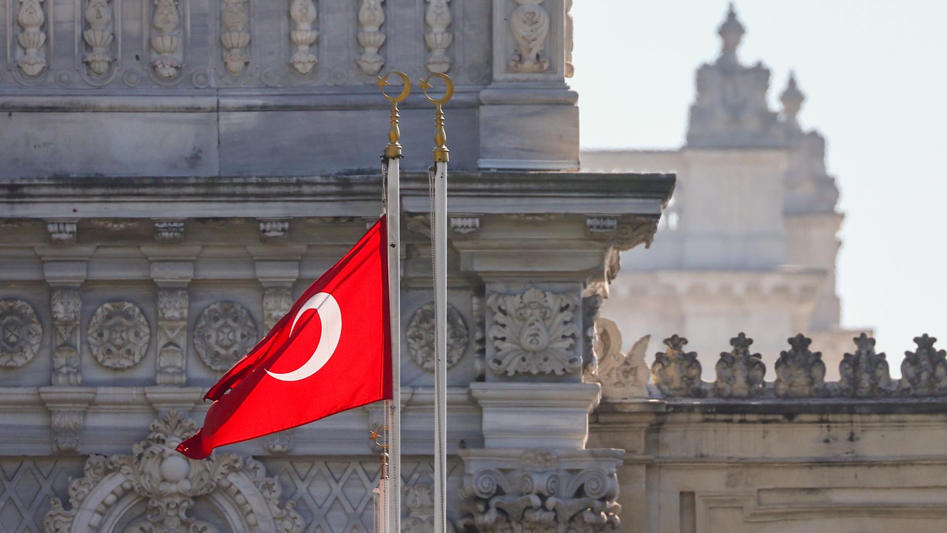 Die türkische Flagge vor einem historischen Gebäude in Istanbul