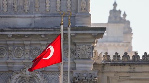 Die türkische Flagge vor einem historischen Gebäude in Istanbul