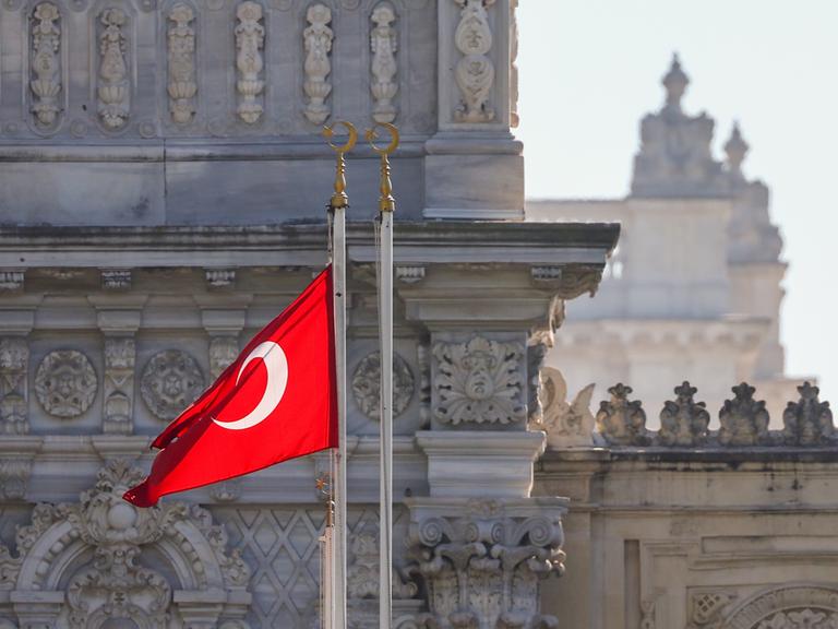 Die türkische Flagge vor einem historischen Gebäude in Istanbul