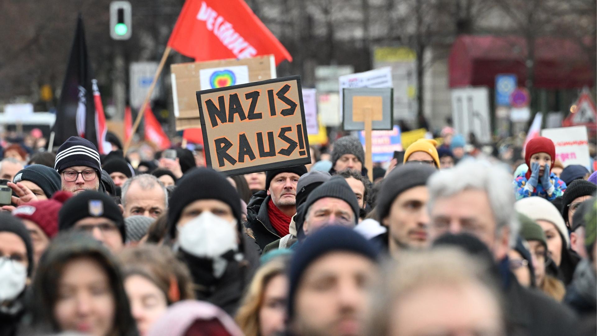 Teilnehmer einer Demonstration gegen Rechts haben sich unter dem Motto „Demokratie verteidigen“ am Brandenburger Tor versammelt