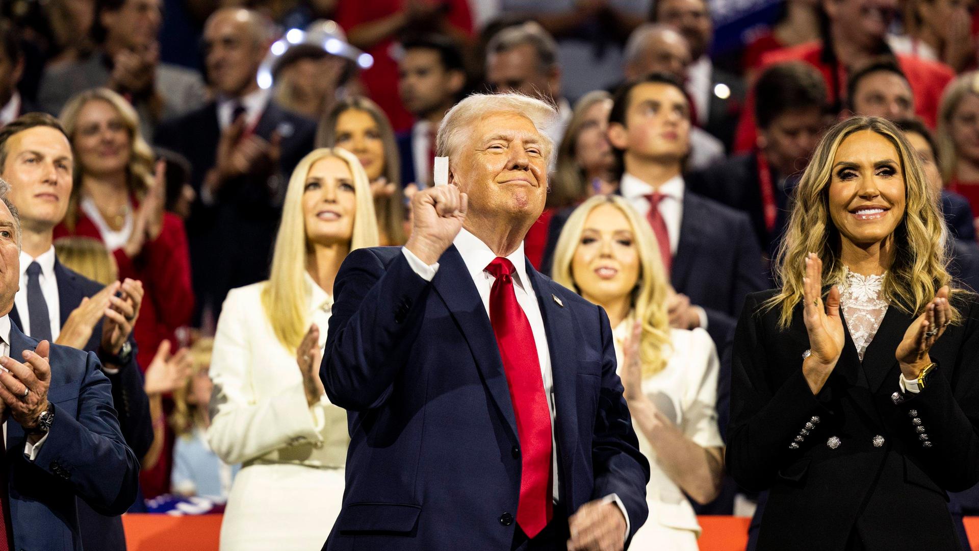 Donald Trump steht bei der Republican National Convention in Milwaukee auf dem Podium und reckt die Faust.