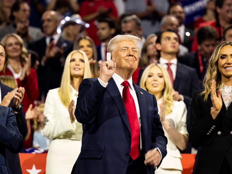 Donald Trump steht bei der Republican National Convention in Milwaukee auf dem Podium und reckt die Faust.