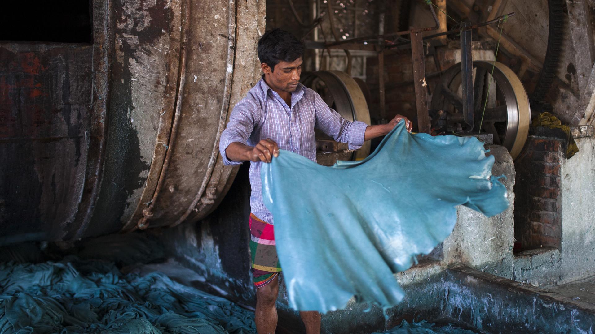 In einer Gerberei in Bangladesch färben Männer Leder.