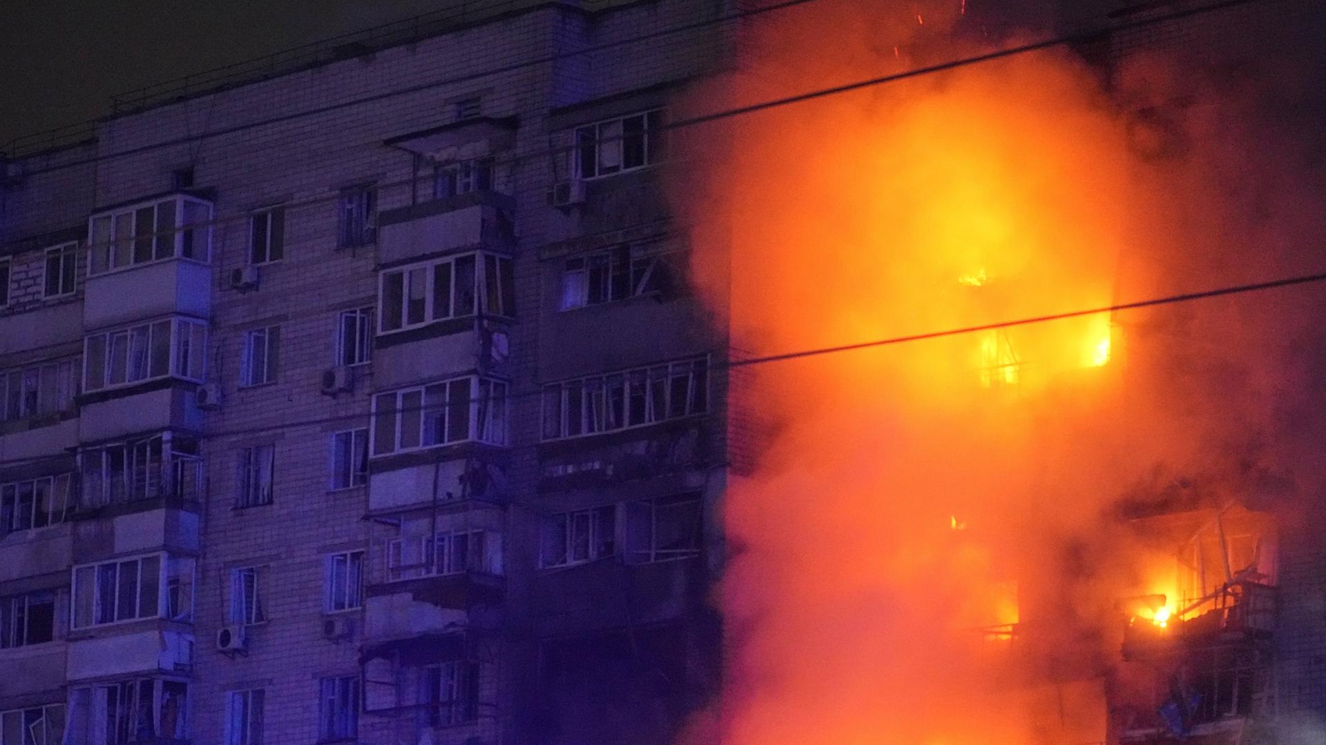 Ein Feuer brennt in einem Wohngebäude nach einem russischen Angriff in Wyschgorod, außerhalb von Kiew, Ukraine, am frühen Sonntagmorgen, dem 30. November 2025.