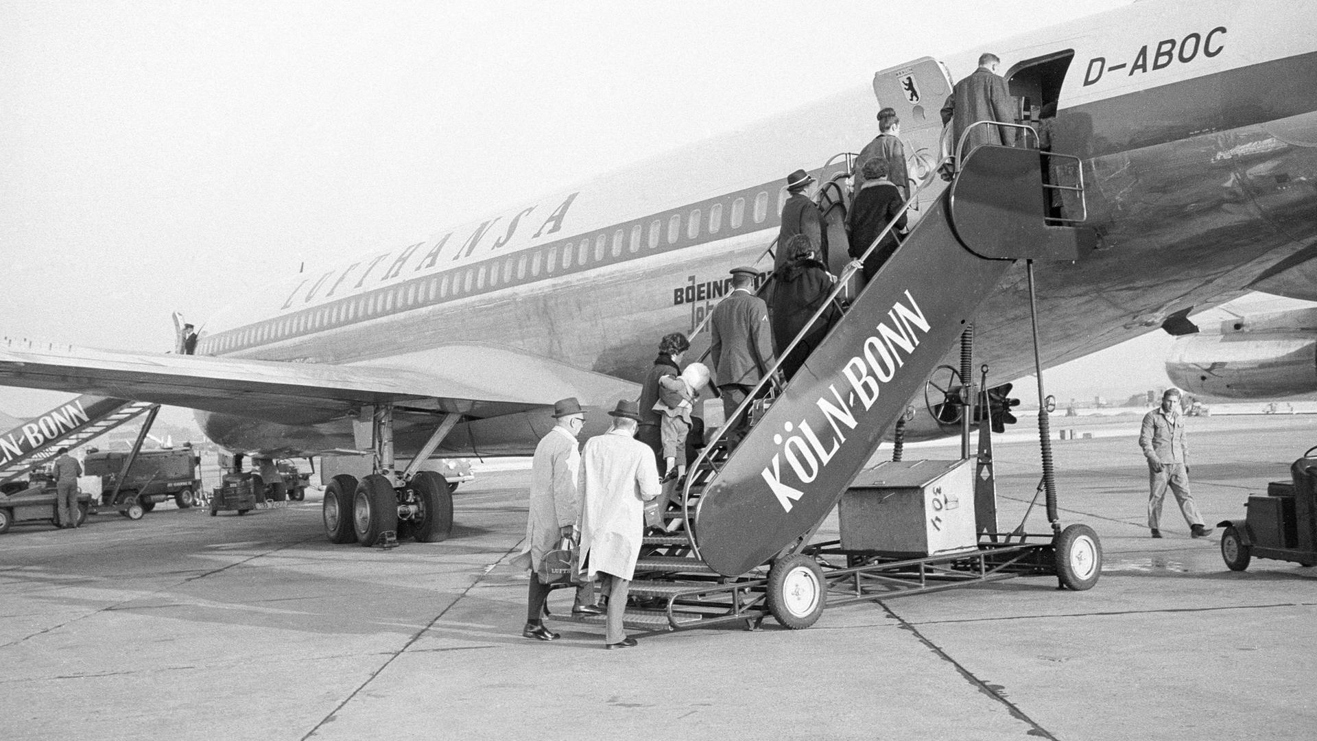 Passagiere besteigen die Boeing 707 D-ABOC Berlin der Lufthansa im Jahr 1965