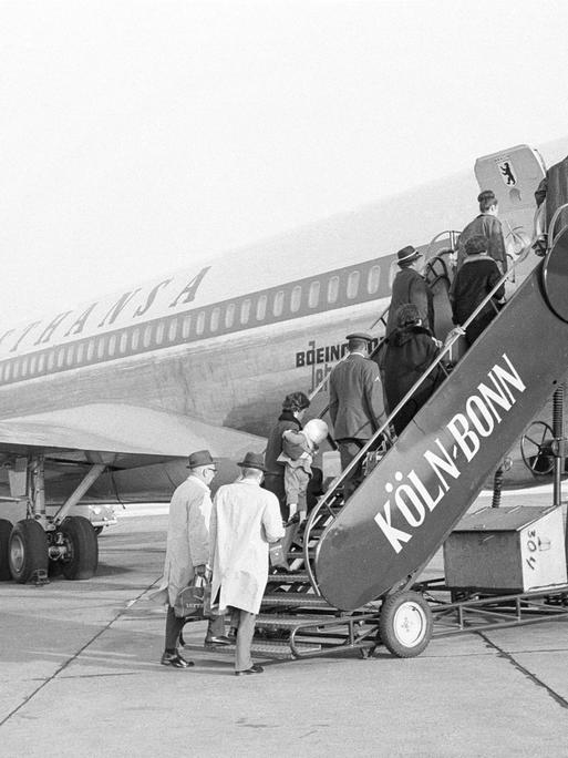 Passagiere besteigen die Boeing 707 D-ABOC Berlin der Lufthansa im Jahr 1965