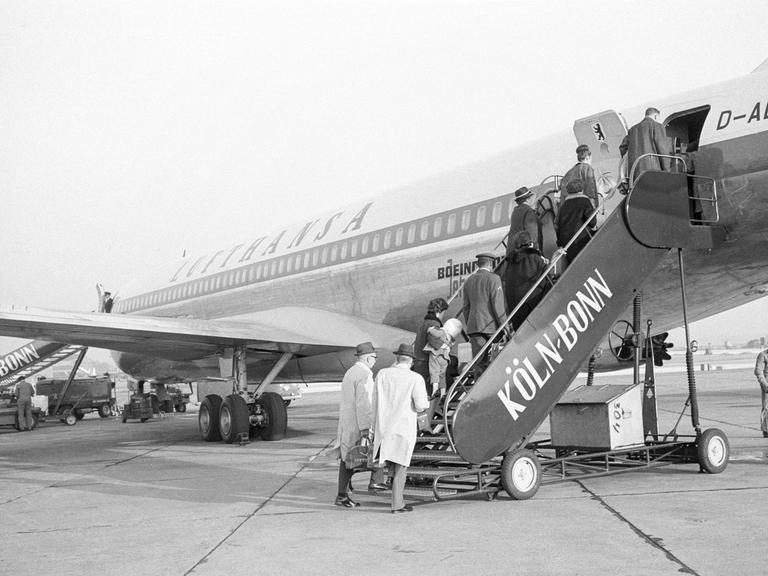 Passagiere besteigen die Boeing 707 D-ABOC Berlin der Lufthansa im Jahr 1965